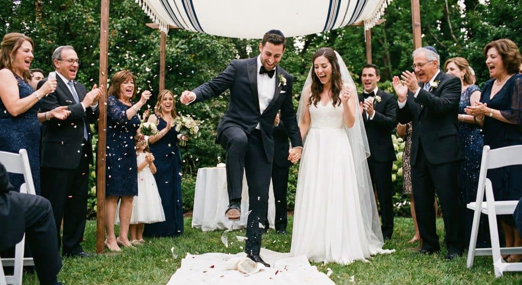 שבירת כוס חתונה: המדריך המלא לרגע המכונן בחופה